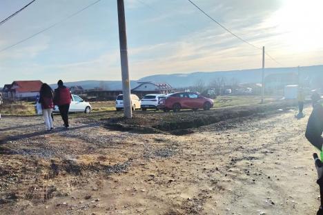 Plimbare în natură... pe 4 roți: Bihorenii au tăbărât cu mașinile în aria protejată Betfia. Au fost opriți cu poliția (FOTO)