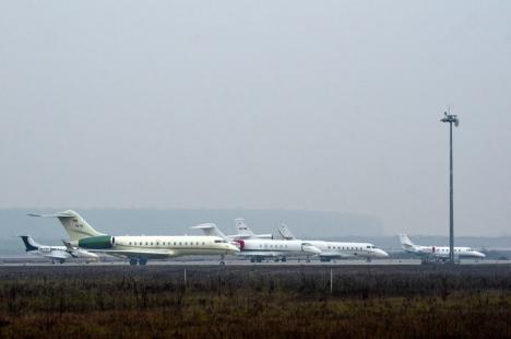 Imagini în premieră: Oaspeţii lui Ţiriac au umplut Aeroportul Oradea cu avioane! (FOTO)