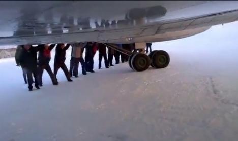 În Siberia, pasagerii împing avionul ca să decoleze (VIDEO)