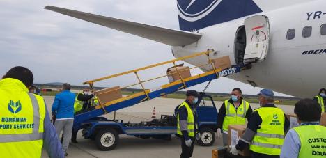 Încă 10 tone de echipamente medicale pentru spitalele din Bihor: Al treilea transport a aterizat sâmbătă pe Aeroportul din Oradea (FOTO / VIDEO)
