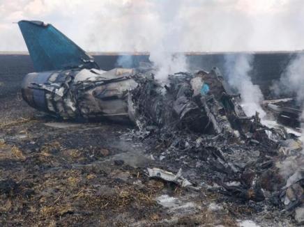 A luat foc în aer! Un MIG 21 Lancer s-a prăbuşit la un show aviatic în Călăraşi. Pilotul a murit (FOTO / VIDEO)