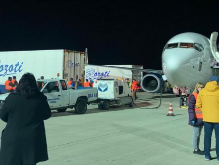 Al doilea avion Boeing încărcat cu materiale sanitare a aterizat la Oradea (FOTO / VIDEO)