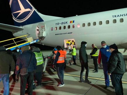 Al doilea avion Boeing încărcat cu materiale sanitare a aterizat la Oradea (FOTO / VIDEO)