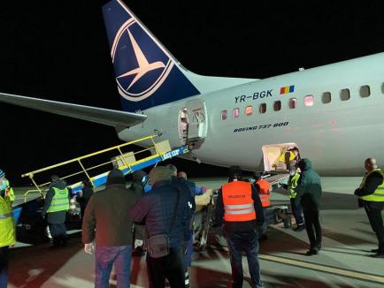 Al doilea avion Boeing încărcat cu materiale sanitare a aterizat la Oradea (FOTO / VIDEO)