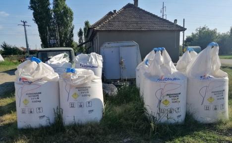 Pericol şi la Sântandrei: Peste 4 tone de azotat de amoniu, depozitate neconform într-o fermă