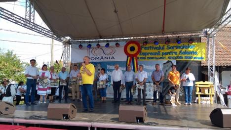 Record: 19.080 sarmale au fost oferite participanţilor la festivalul din Salonta. Primarul Tőrők László: „E bine, fraţi români, să fim uniţi!” (FOTO)