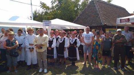 Record: 19.080 sarmale au fost oferite participanţilor la festivalul din Salonta. Primarul Tőrők László: „E bine, fraţi români, să fim uniţi!” (FOTO)