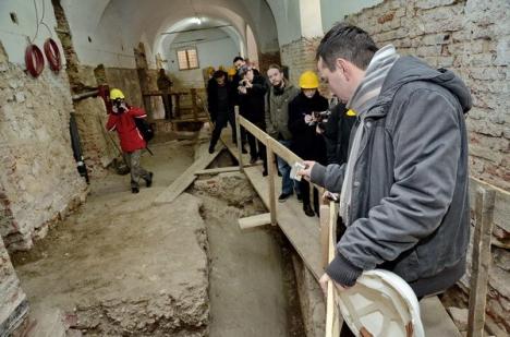 Noi file de istorie în Cetate: S-a descoperit scheletul unui om înstărit din Evul Mediu (FOTO)
