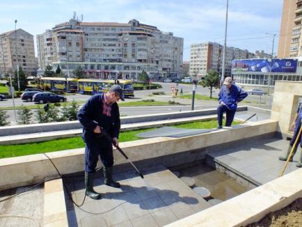 La muncă voluntară: Angajaţii Companiei de Apă au pregătit de primăvară zona verde din Dealul Păcii (FOTO)