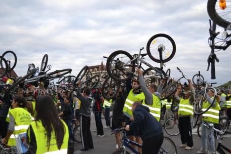 Bicicleta, cel mai rapid mijloc de transport în Oradea. Peste 500 de orădeni au pedalat victorioşi prin oraş (FOTO/VIDEO)