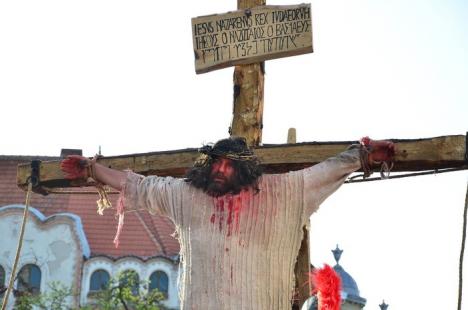 Patimile lui Hristos: Sute de orădeni l-au însoţit pe Iisus pe Drumul Crucii (FOTO / VIDEO)