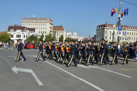A început festivalul muzicii militare: Orădenii au aplaudat demonstraţii de mânuire a armamentului (FOTO/VIDEO)