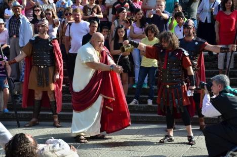 Patimile lui Hristos: Sute de orădeni l-au însoţit pe Iisus pe Drumul Crucii (FOTO / VIDEO)