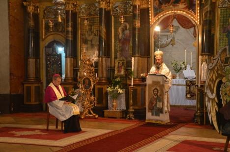 Hristos a Înviat! Sute de orădeni au mers să ia lumină la bisericile din centru (FOTO)