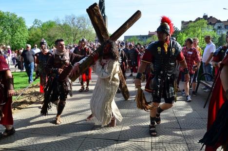 Patimile lui Hristos: Sute de orădeni l-au însoţit pe Iisus pe Drumul Crucii (FOTO / VIDEO)