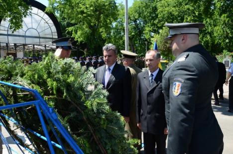 Autorităţile au marcat Ziua Eroilor Neamului cu depuneri de coroane (FOTO)