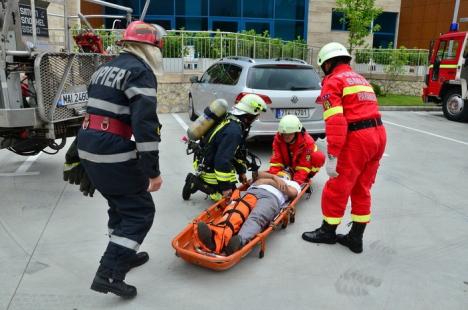 Exerciţiu ISU: Patru răniţi la Hotel DoubleTree by Hilton, după ce o maşină a luat foc (FOTO / VIDEO)