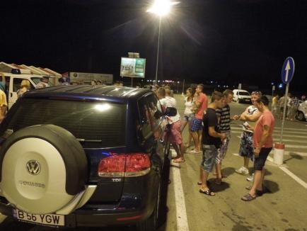 Anchetă pe capotă: Sute de oameni audiaţi în parcare la Real II, după ce au fost înşelaţi de o firmă care le-a promis de lucru în străinătate (FOTO)