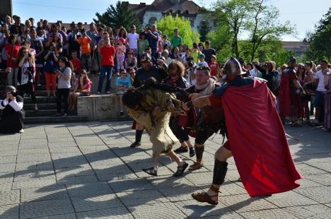 Patimile lui Hristos: Sute de orădeni l-au însoţit pe Iisus pe Drumul Crucii (FOTO / VIDEO)