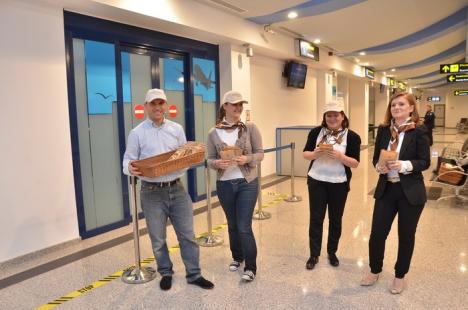 Angajaţii de la DoubleTree By Hilton au împărţit fursecuri în aeroport (FOTO)