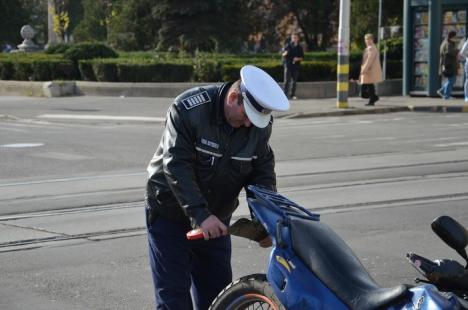 Accident în centru: Un motociclist a intrat din plin într-un Matiz care a trecut pe galben (FOTO)