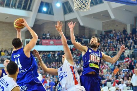 A treia înfrângere pentru baschetbalişti: CSM Oradea a pierdut cu 77-91 în faţa campioanei (FOTO)
