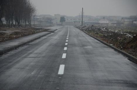 Calea de acces din incinta fostelor unităţi militare de pe malul Peţei a fost transformată în drum cu două benzi (FOTO)