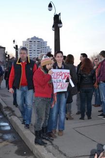 Circa 200 de orădeni au mărşăluit prin centru, cerând redeschiderea localului Moszkva (FOTO)