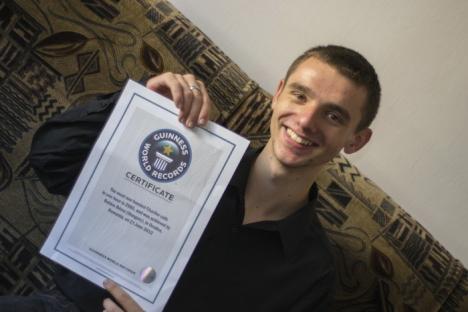 Record mondial: Un tânăr magician orădean este cel mai rapid tăietor de cărţi din lume (FOTO)