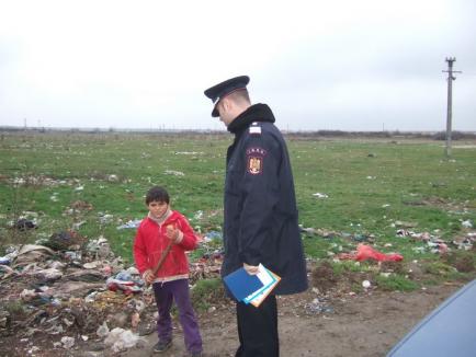 Pompierii i-au învăţat pe romii bihoreni cum să se ferească de incendii (FOTO)