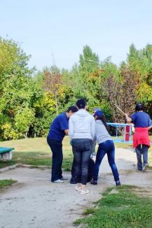 Voluntarii Provident şi picii din Dragoş Vodă au făcut un nou loc de joacă (FOTO/VIDEO)