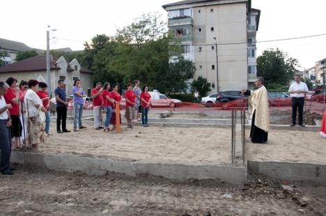 Greco-catolicii au pus piatra de temelie a unui bloc dedicat tinerelor cupluri dezavantajate (FOTO)