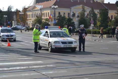 Accident în centru: Un motociclist a intrat din plin într-un Matiz care a trecut pe galben (FOTO)