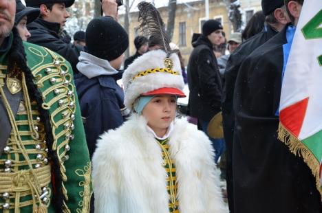 Sute de maghiari au sfidat ninsoarea pentru festivităţile de 15 martie. Un UDMR-ist a depus coroane cu "duşmanii" din PPMT  (FOTO)