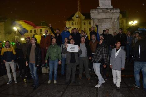 Orădenii au ieşit în stradă în semn de solidaritate cu românii din diaspora: Peste 200 de oameni scandează "Jos Ponta" (FOTO / VIDEO)