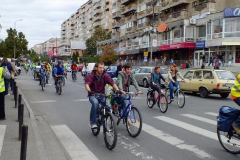 Bicicleta, cel mai rapid mijloc de transport în Oradea. Peste 500 de orădeni au pedalat victorioşi prin oraş (FOTO/VIDEO)