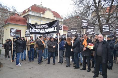 Gălăgie în faţa Prefecturii: PDL-iştii au protestat înverşunaţi împotriva Guvernului şi a USL (FOTO/VIDEO)