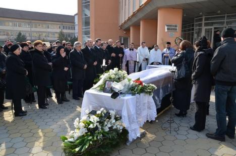 Sute de oameni la înmormântarea profesorului Barbu Ştefănescu (FOTO)