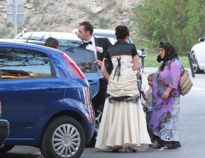 Cerşetorii agasează nuntaşii orădeni, încercând să-i "tapeze" de o parte din dar (FOTO)