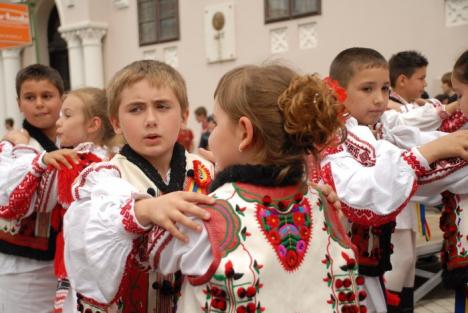 Carnaval european pe străzile Oradiei: Elevii au promovat unitatea în Europa (FOTO/VIDEO)