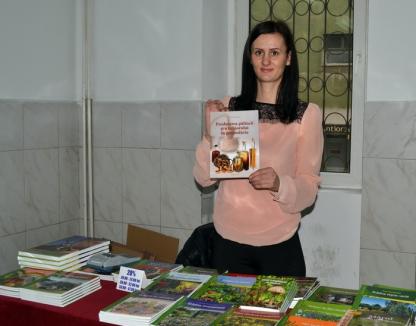 Scrisă cu tărie: Bihorenii pot învăţa cum se face pălinca "adevărată" dintr-o carte lansată la Oradea (FOTO) 