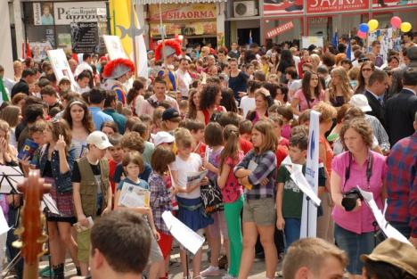 Carnaval european pe străzile Oradiei: Elevii au promovat unitatea în Europa (FOTO/VIDEO)