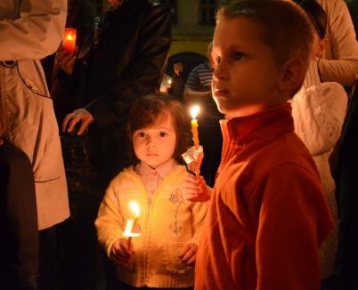 Hristos a Înviat! Sute de orădeni au mers să ia lumină la bisericile din centru (FOTO)