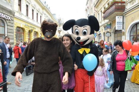 Aniversare Disney: Sute de copii şi-au sărbătorit ziua pe Corso, alături de Mikey Mouse, Donald sau Albă ca Zăpada (FOTO)