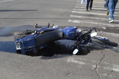 Accident în centru: Un motociclist a intrat din plin într-un Matiz care a trecut pe galben (FOTO)