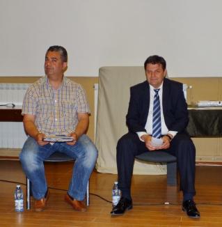 Dezbaterea cu candidaţii la Primărie pe tema Universităţii: PRM-istul şi-a trimis şeful în loc, iar Vuşcan a împărţit... oglinzi (FOTO)