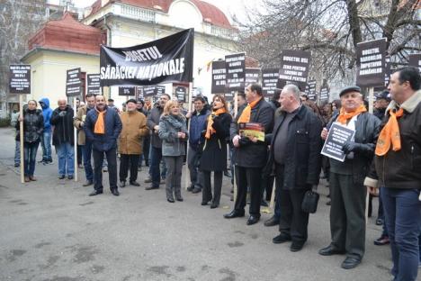 Gălăgie în faţa Prefecturii: PDL-iştii au protestat înverşunaţi împotriva Guvernului şi a USL (FOTO/VIDEO)