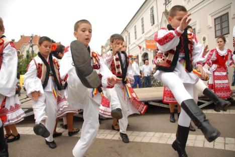 Carnaval european pe străzile Oradiei: Elevii au promovat unitatea în Europa (FOTO/VIDEO)