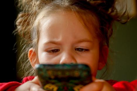 Orașul unde copiii sub 13 ani nu mai pot avea un smartphone: „Sperăm că va deveni lege”