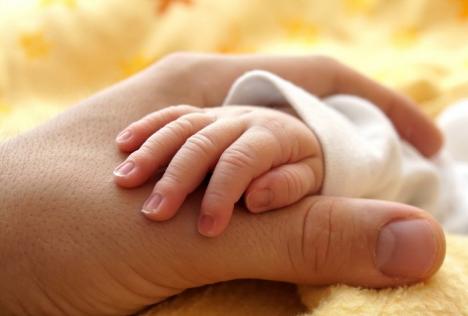 Tulburător: Doi bebeluşi din Oneşti, schimbaţi din greşeală la naştere